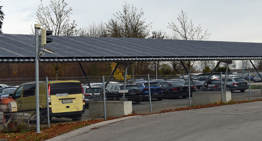 SIP setzt auf die Kraft der Sonne: So ist unter anderem kürzlich die Errichtung von Solarpanelen auf einer Fläche von 440 m² als Carport auf dem Firmengelände erfolgt.