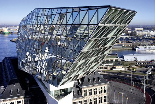 <p>
Schüco entwickelte eine Sonderkonstruktion aus dreieckigen Segmenten, um die Fassadenform mit flachen Glasscheiben zu ermöglichen.
</p>