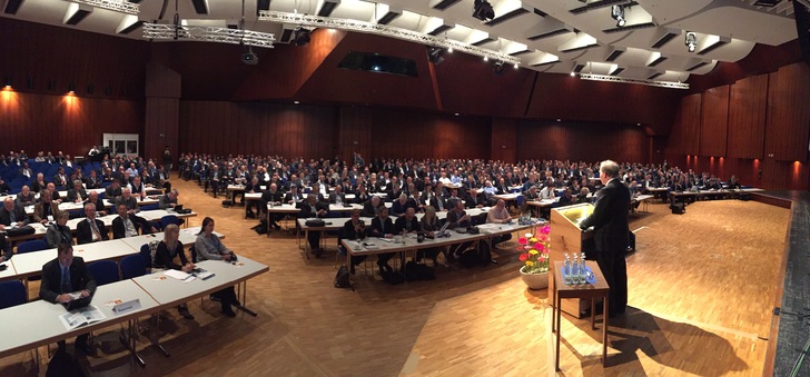 Rund 900 Teilnehmer verfolgen den Eröffnungsbeitrag von Prof. Sieberath - Daniel Mund / GLASWELT - © Daniel Mund / GLASWELT
