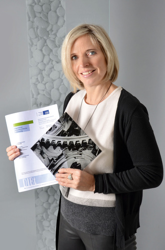 Katja Neumann, Betriebsleiterin von Porta Glas Design freut sich über die AbZ für gelasertes ESG und TVG. - Porta Glas Design - © Porta Glas Design
