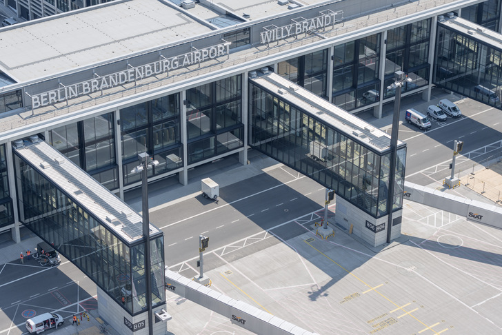 Aus der Luft ist der Name des zukünftigen Flughafens bereits an der der Glasfassade zu erkennen: Flughafen Berlin Brandenburg Willy Brandt. - © Günter Wicker / Flughafen Berlin Brandenburg GmbH
