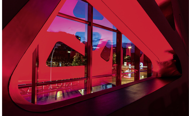 <p>
In diesem roten Kubus sind im Berliner Riu Plaza Hotel Konferenzräume untergebracht. In den zugehörigen Fenstern sind Brandschutzgläser unterschiedlichster Formen verbaut.
</p>