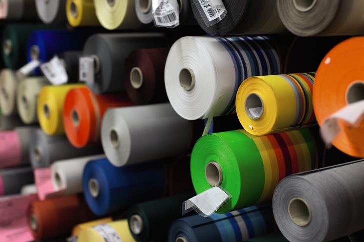 Eine vierstellige Zahl verschiedener Dessins in unterschiedlichen Kollektionen werden bei den textilen Produkten verbaut. - © Warema
