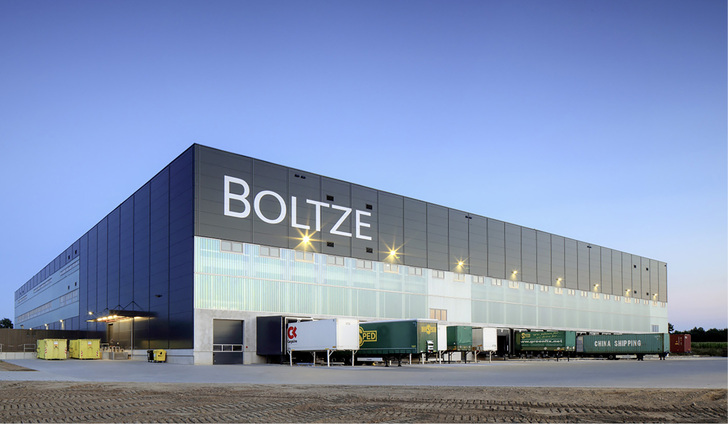 <p>
Diese optisch ansprechende Fassade aus Metall- und Profilglas-Elementen wurde von der Metz GmbH aus Siegen geplant und montiert. 
</p>