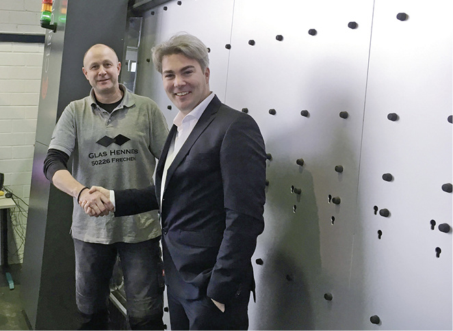 <p>
Markus Hennes (l.) und Jan Ziesak von Cerion bei der Übergabe der Laser-Anlage
</p>