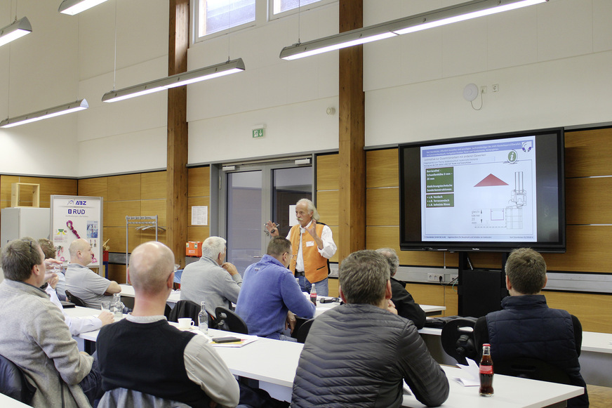 Im Workshop „Erfahrungsbericht – Planung und Ausführung von Bodenschlüssen und Schwellen“ von Karl Standecker führte der Punkt „Dichte Haustüren“ zu einer regen Diskussion unter den Teilnehmern.