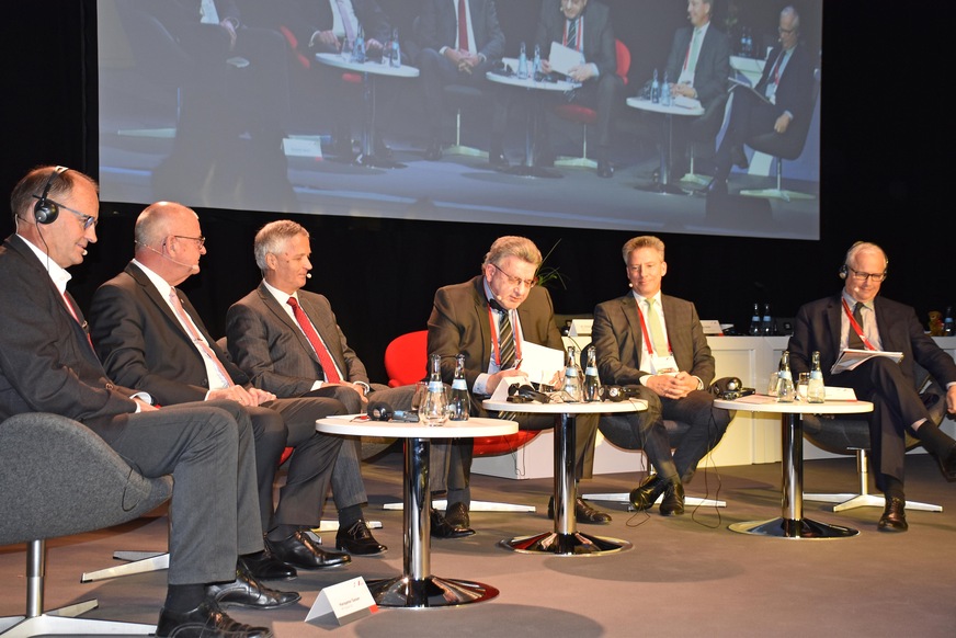 Hochkarätig besetzte Diskussionsrunde auf dem Fachpresseevent. Die Protagonisten diskutierten über die Frage: „Fenster: Aussichtsloser Kampf gegen das Low Interest-Image?“ (v.l.): Hanspeter Gasser (Inhaber HP Gasser AG; Schweiz), Dr. Eckhard Keill, Dr. Heinz Scharl (Strategische Geschäftsführung Internorm International GmbH und Vorstand Markt und Produkt IFN-Holding AG, Österreich), Frank Linnig (Medienexperte), Andreas Hartleif (Vorstandsvorsitzender Veka AG) und Marc Bonjour (Directeur des Activités Internationales Groupe Liebot; Frankreich).