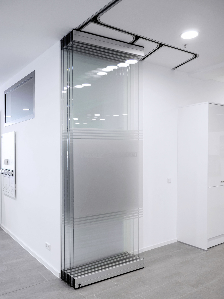 Die mechanische Elementverriegelung Geze MSW Comfort erlaubt es, auch bewegliche Ladenfronten schnell zu öffnen und zu schließen.