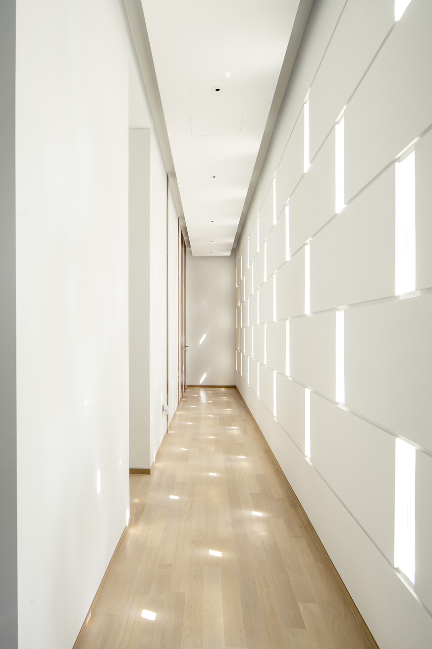 Die Fenster in der Straßenfassade schaffen ein angenehmes Licht im Flur.