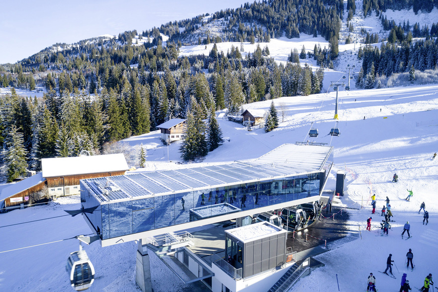 Die Gondelbahn des Saanenmöser-Saanerslochgrat wurde nach fast 40 Jahren Betriebszeit umfassend saniert und die Bergstationen entsprechend erneuert. Hier kamen Sicherheits- und Isoliergläser von Glas Marte zum Einsatz.