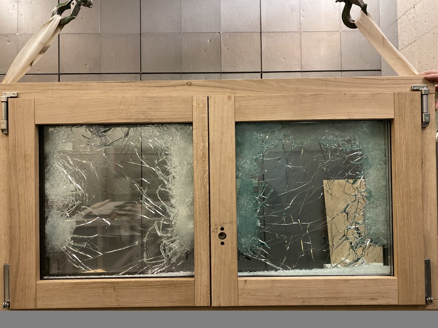 Trotz der 42 Treffer auf der Außenseite weist das durchschusshemmende Holz-Alu-Fenster von i+R Fensterbau auf der Innenseite keinerlei Beschädigung auf und wurde daher vom Beschussamt Ulm nach der Widerstandsklasse FB 4 NS zertifiziert.