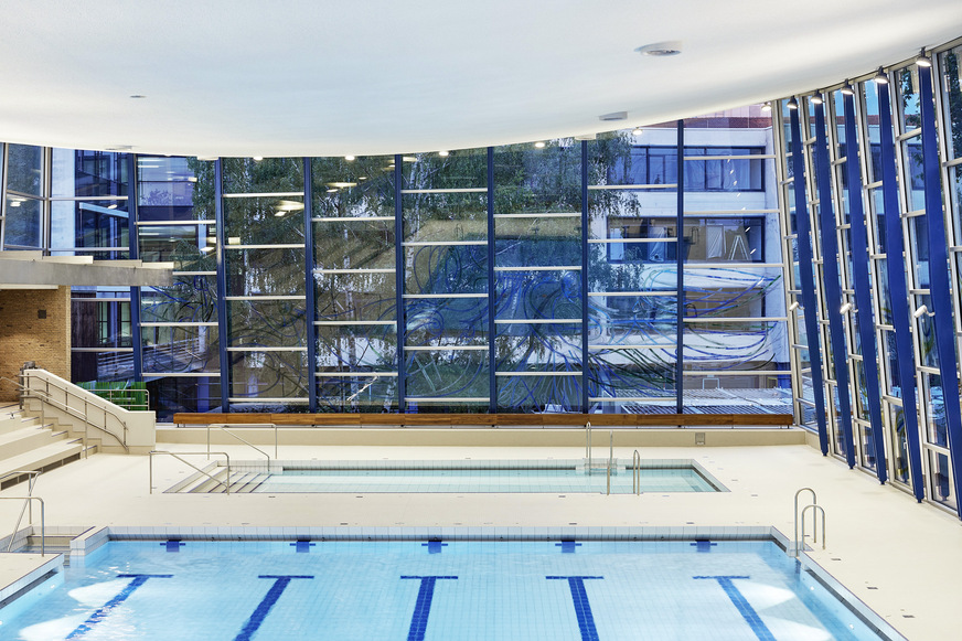 In der Schwimmhalle ist die Fassade, die als Pfostern-Riegel-Konstruktion von Schüco ausgeführt ist, gut sichtbar.