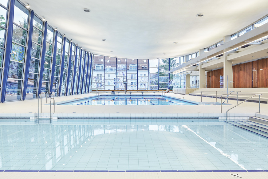 Die segelartige Dachkonstruktion aus Spannbeton war stark geschädigt und musste einer Betonsanierung unterzogen werden.