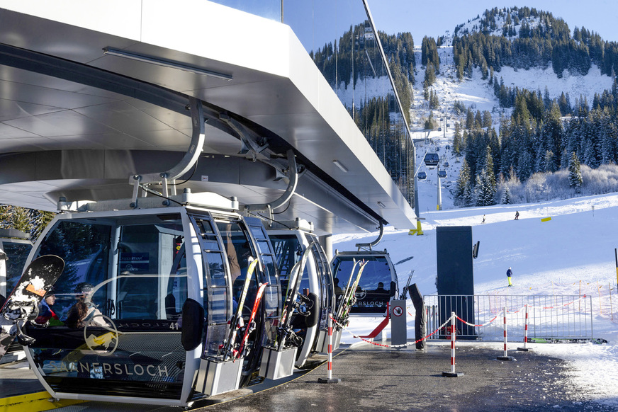 Die Gondeln für die Skifahrer bei der Einfahrt.