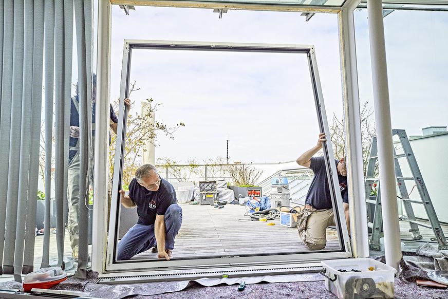 Gegenüber der alten Türe verschraubten die Handwerker nicht nur die Flügel, sondern das Rahmenelement selbst. Dabei galt es, das Einpassen des Rahmens in die bestehende Pfosten-Riegel-Fassade zu beachten.