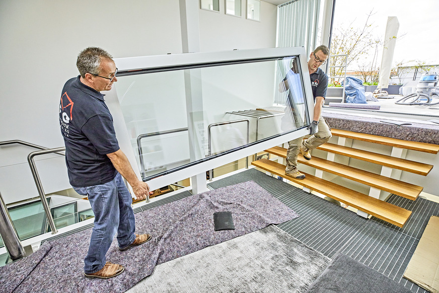 Kein leichtes Unterfangen: Die Handwerker transportieren die neuen Fensterflügel sowie den Rahmen der Balkontür von Aluhaus mit einem Gesamtgewicht von 158 kg in die Wohnung im 5. Stock.