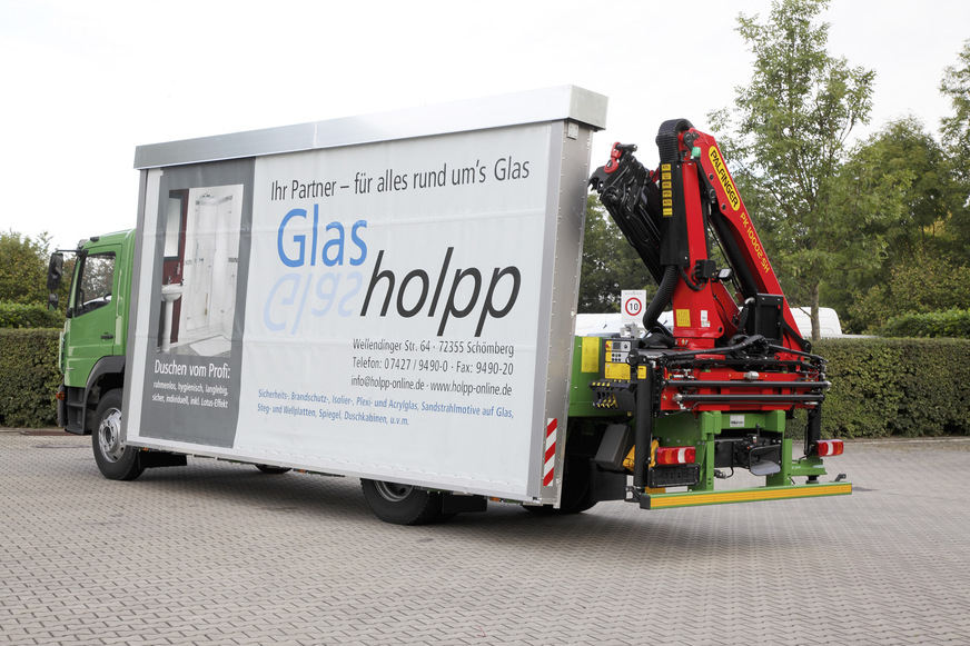 Hier ein Transporter mit Rollplane und Krananlage von Glas Holpp aus Villingen-Schwenningen, wo die Anwendung über längere Zeit getestet wurde.