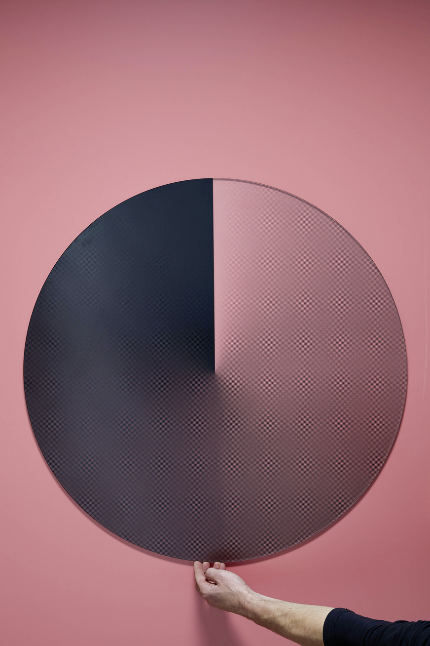 Dimmer (Designobjekt Lampe von Anton Defant, Universität für angewandte Kunst Wien. Das 75 × 75 cm große Objekt wurde mit Dimmer LED-Leuchtmittel, Magnet und keramischem Siebdruck auf Float-Glas mit polierten Kanten umgesetzt.