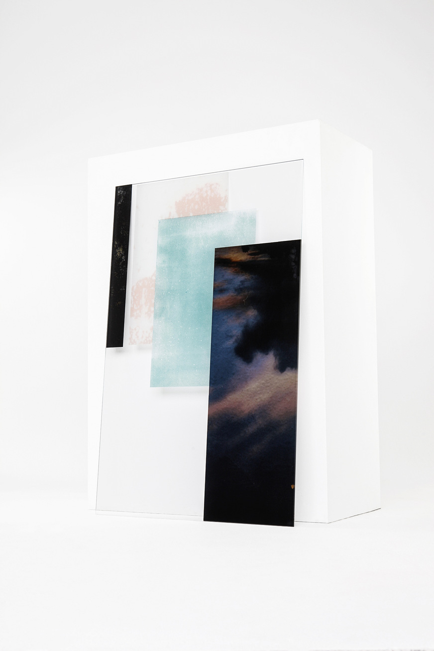 Idealität, das sind Fotografien auf Glas (7 Gläser à 100 × 68 cm). Die Diplom-Abschlussarbeit schuf Kai Ruhland am Fachbereich Gestaltung, Faculty of Design der Hochschule Darmstadt, University of Applied Sciences.
