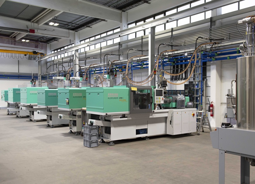 Die Einrichtung des neuen Fertigungsbereichs für Kunststoffkomponenten findet in zwei Schritten statt und beinhaltet insgesamt 20 Spritzgussmaschinen, drei automatische Montageanlagen sowie einen Druckautomaten.