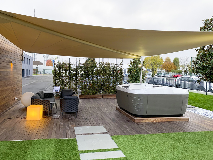 Auch das Sonnensegel in Kombination mit einem Whirlpool schafft Inspiration.