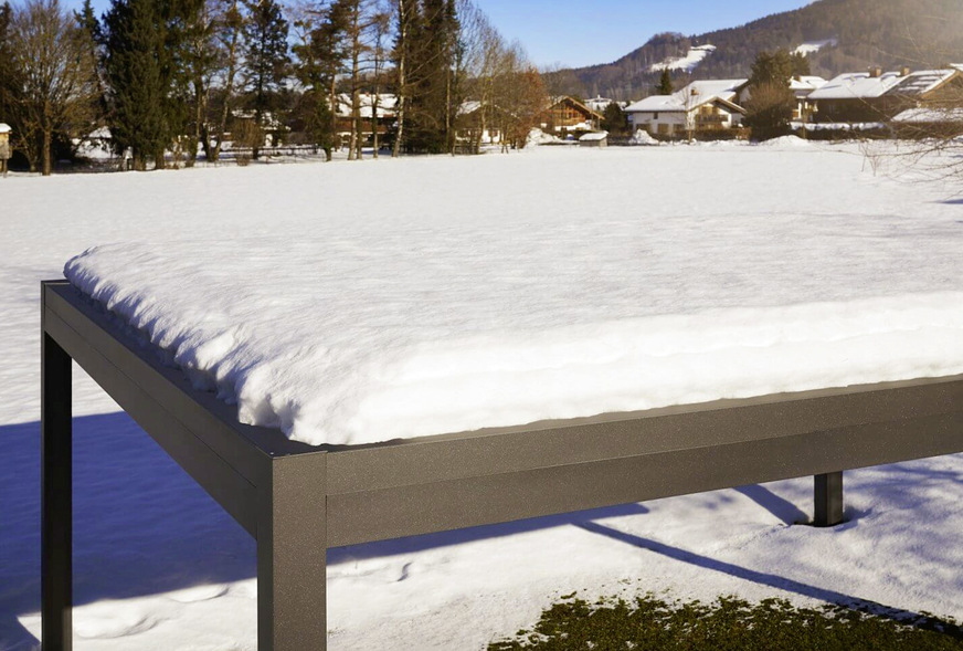 Bis zu 50 kg/m2 Schnee trägt das Lamaxa Lamellendach im geschlossenen Zustand.