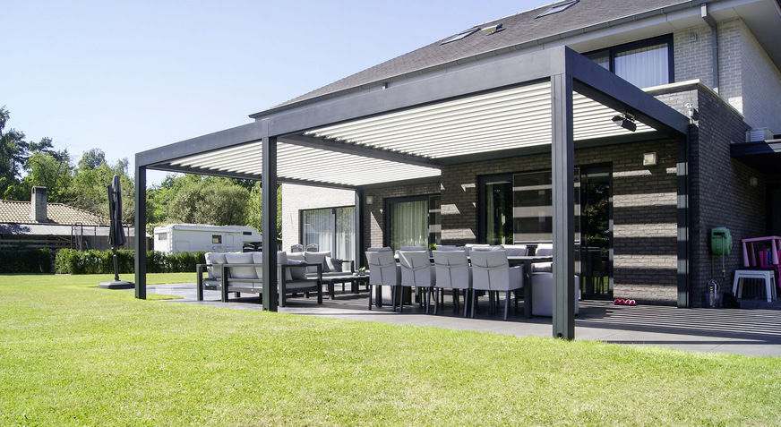 Die Camargue kann wie bei diesem Beispiel auch bei unterschiedlichen Ausfällen oder Breiten gekoppelt montiert werden, um die Terrasse optimal nutzen zu können.