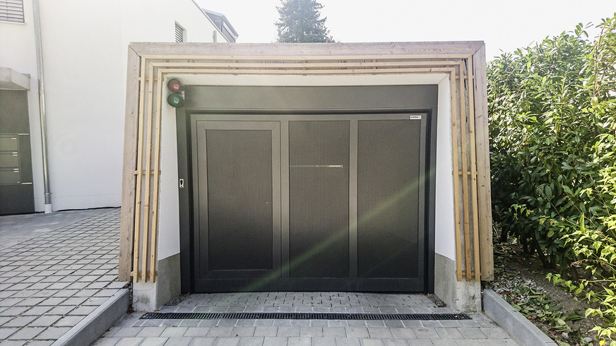 Die integrierte Schlupftür kann nur von innen geöffnet werden und dient auch als Fluchttür.