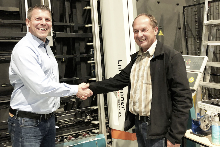 Markus Stefan (l.), Sales Manager bei Softsolution, übergibt den LineScanner an Weha-Therm Geschäftsführer Alfons Freund.