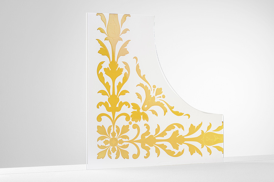 Reproduktion eines geätzten Überfangglases: Das Motiv wurde einem geätzten Überfangglas-Fenster entnommen, digital nachgezeichnet und mittels Siebdruck auf Floatglas übertragen. Es handelt sich um ein Kombinationsverfahren mit keramischen Pigmenten der „Kollektion Transparent und Ätzimitation“.