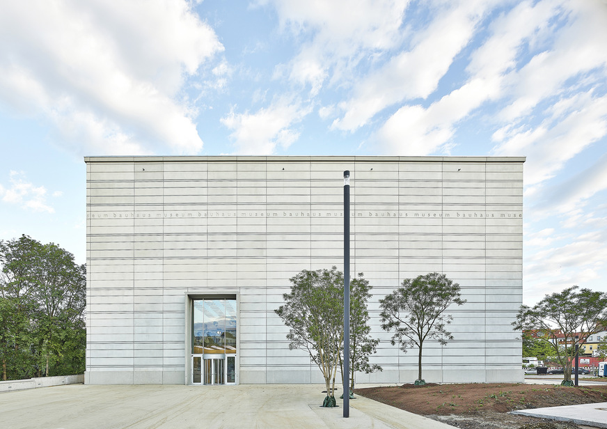 Nur wenige Materialien – Beton, Glas und Stahl – charakterisieren den Museums-Neubau im typischen Bauhausstil.