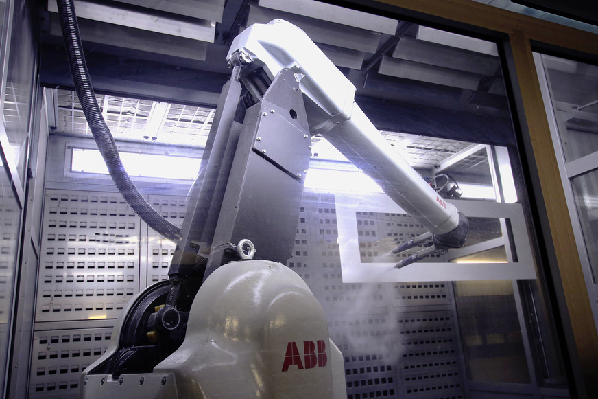 Die vollautomatische Pulverbeschichtungsanlage mit Color-OnDemand-Technologie. Selbst Losgröße 1 per Robotereinsatz ist bei Obuk an der Tagesordnung.