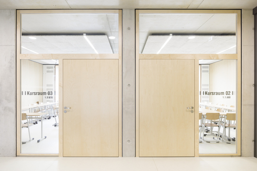 Schörghuber-Türen mit vollflächig verglasten Seitenteilen und Oberlichtern sorgen in den Klassenzimmern der Gesamtschule Lippstadt für Transparenz und Lichteinfall.