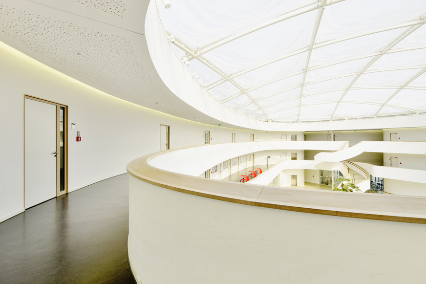 Im Gymnasium von Bochum fügen sich die Klassenraumtüren fließend in das Architekturkonzept ein. Die Türen besitzen vollflächig verglaste Seitenteile.