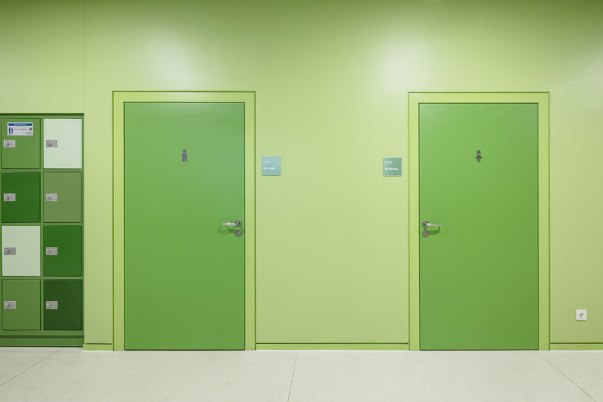 In den Fluren der Gesamtschule Lippstadt sind die Türen an das Farbkonzept angepasst. Hier wurden Türen mit Brand-, Rauch- und Schallschutz verbaut.