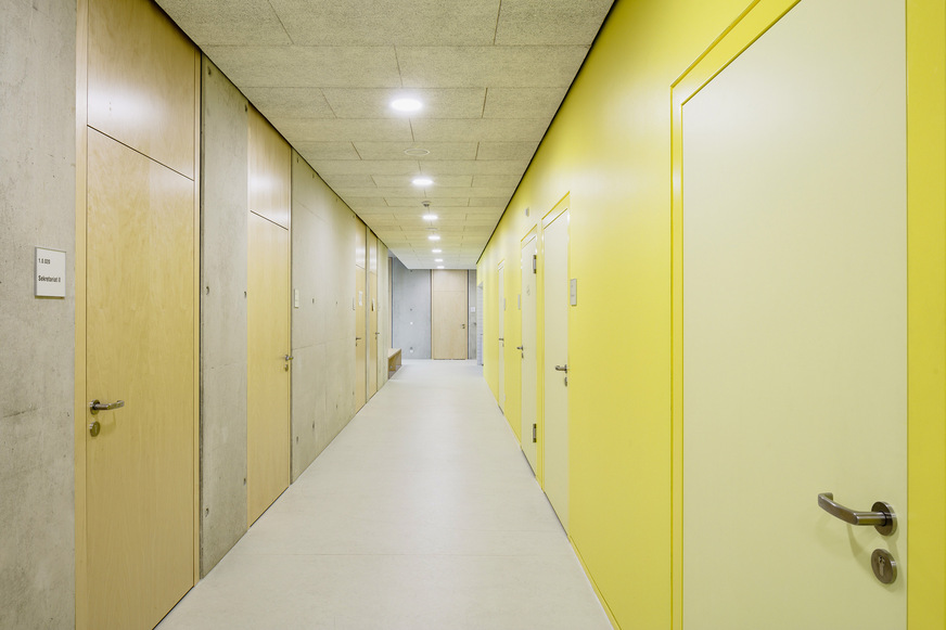 Die Feuchtraumtüren der Gesamtschule Lippstadt führen in die Sanitärbereiche. Links im Bild sind Holztüren von Schörghuber mit Echtholz-Furnier.