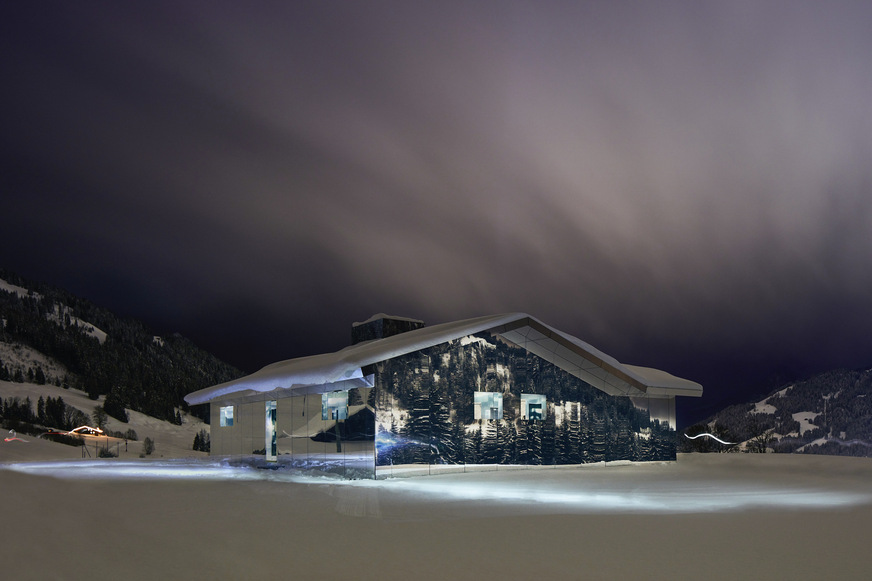 Der Künstler Doug Aitken hat schon früher reflektierende Gebäude geschaffen, hauptsächlich jedoch in Städten, nicht wie hier in den Bergen.