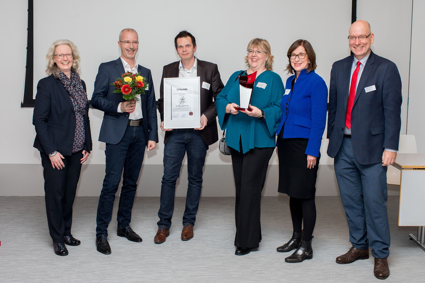 (v.l.n.r.) Dr. Petra Rambow-Bertram (Vorsitzende der Gesundheitswirtschaft Hannover e.V., KRH Klinikum Region Hannover GMBH), Thomas Konrad (kfm. Leiter Hanno Werk), Stephan Topel (Leiter Buchhaltung Hanno Werk), Simona Mieles (projektbegleitende Betriebsratsvorsitzende Hanno Werk), Cora Hermenau, (1. Regionsrätin und Dezernentin für Öffentliche Sicherheit, IT-Koordination und EU-Angelegenheiten), Frank Kettner-Nikolaus, (Geschäftsführer Gesundheitswirtschaft Hannover e.V.) bei der Vergabe des „Vorsprung!“-Preises, ausgelobt vom Branchennetzwerk Gesundheitswirtschaft Hannover e.V.