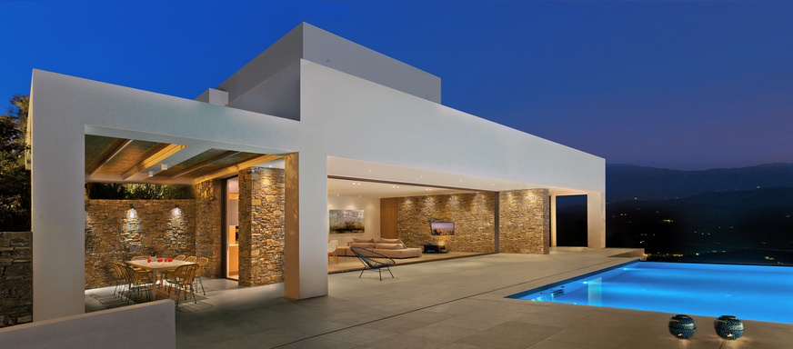 Das Schiebesystem besteht aus vier Elementen mit jeweils eigener Schienenführung. Hierdurch entstehen variable Öffnungsvarianten, die eine Anpassung an Wind und Wetter ermöglichen.