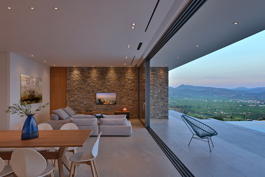 Für eine maximale Blicköffnung von ca. 9,00 m Breite können alle vier Elemente außerhalb des Blickfeldes von Wohn- und Essbereich hintereinander 'geparkt' werden.