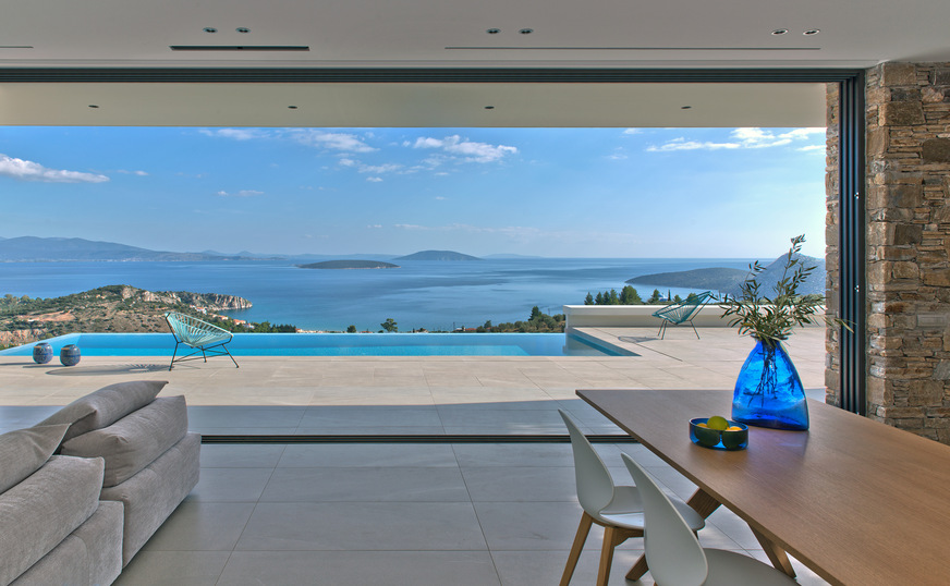 Panoramablick auf die Bucht von Tolo und den Argolischen Golf: Die Architektur der Villa NafplioBlu ist vollständig auf die natürlichen und topografischen Vorzüge des spektakulär gelegenen Baugrundstücks ausgerichtet.