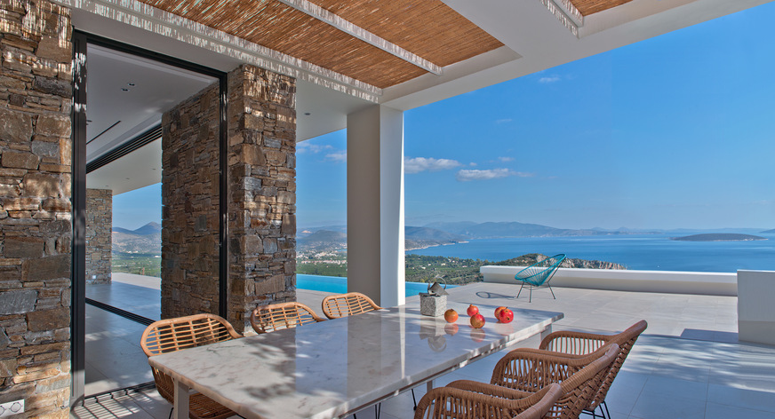 Seitlicher Außen-Essbereich in Poolnähe (Schüco ASS 50, in die Natursteinwand einschiebbar).