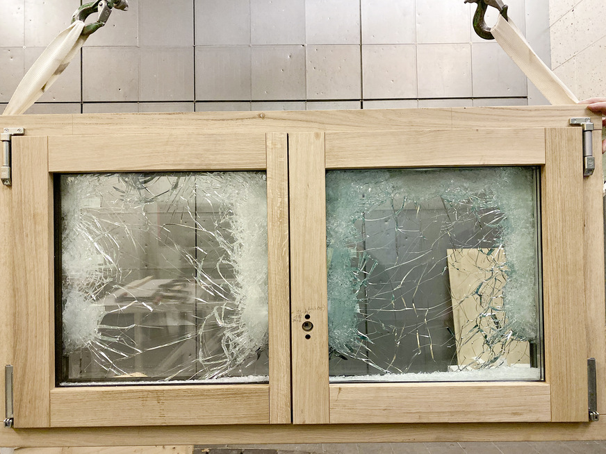 Trotz der 42 Treffer auf der Außenseite weist das durchschusshemmende Holz-Alu-Fenster von i+R Fensterbau auf der Innenseite keinerlei Beschädigung auf und wurde daher vom Beschussamt Ulm nach der Widerstandsklasse FB 4 NS zertifiziert.