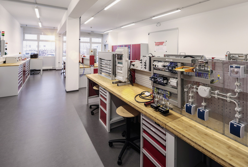 Die neue Elektrowerkstatt unterstreicht die Ausbildungen wie zum Elektroniker oder Mechatroniker.