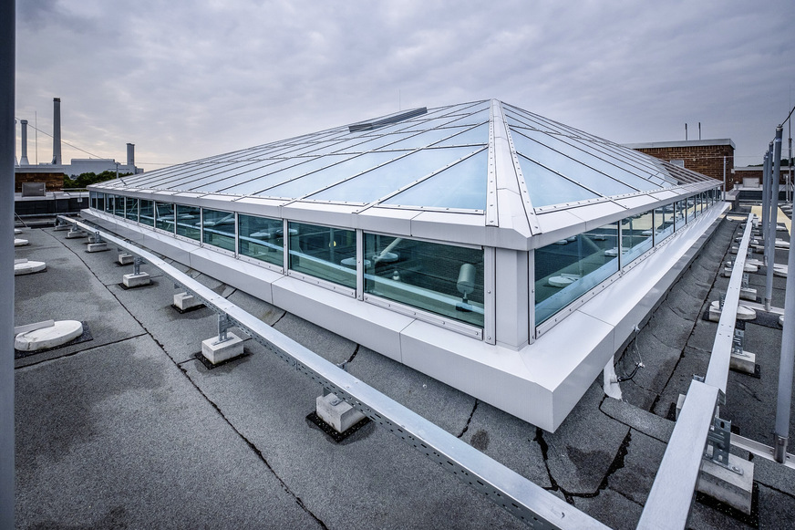 Das hochfunktionales Glasdach von Lamilux ist mit Lüftungsflügeln sowie einer Rauch- und Wärmeabzugsanlage ausgestattet.