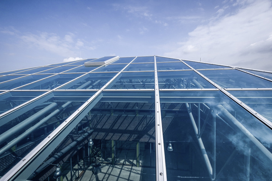 Die gläserne Dachfläche umfasst insgesamt 275m2 und ist mit 2-fach-Isoliergläsern bestückt.
