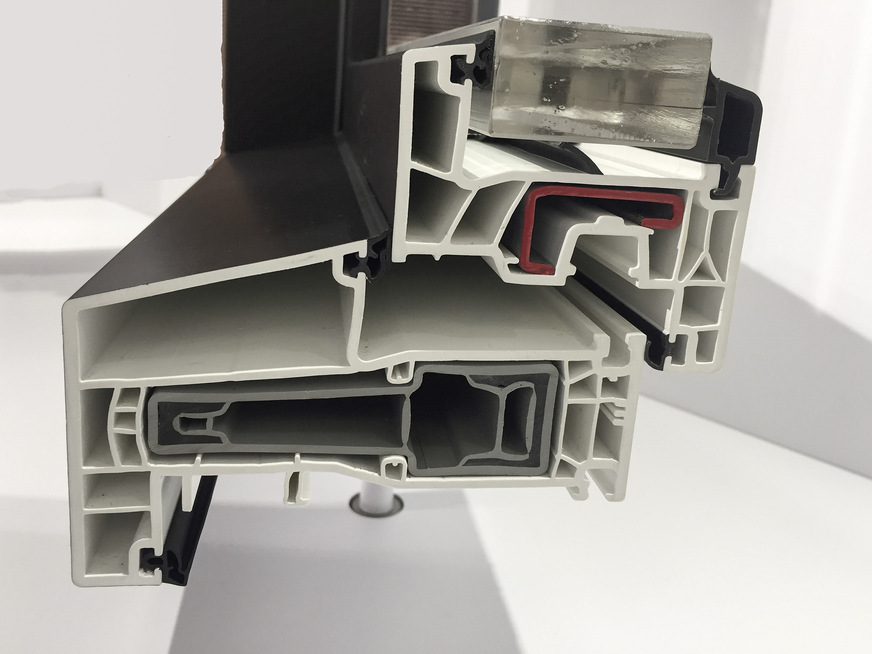 2018 konnte man einen Ultradur-verstärkten Blendrahmen für ein holländisches Fensterprofil entdecken. Im März will man nun ein ein passivhaustaugliches Profil (proStratoTec) in dieser Technologie vorstellen.