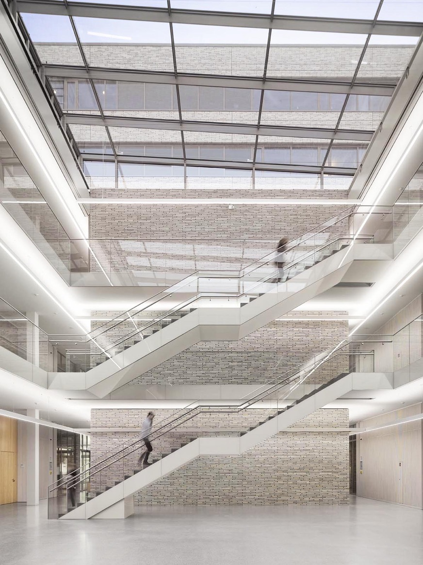 Die gesamte Absturzsicherung zum Atrium und bei den geschossverbindenden Treppen besteht aus Glaselementen.