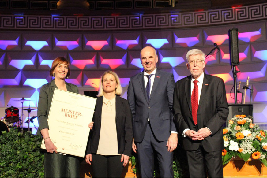 Elisabeth-Katharina Wallenfels (links) bei der feierlichen Ausgabe der Meisterbriefe der HWK Wiesbaden.