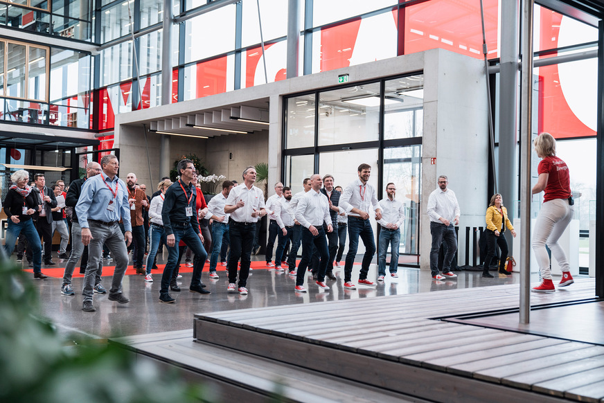 Warm-up nach der Pause: Kleinen Sport- und Lockerungsübungen machen die Teilnehmer fit für die zweite Hälfte der Veranstaltung.
